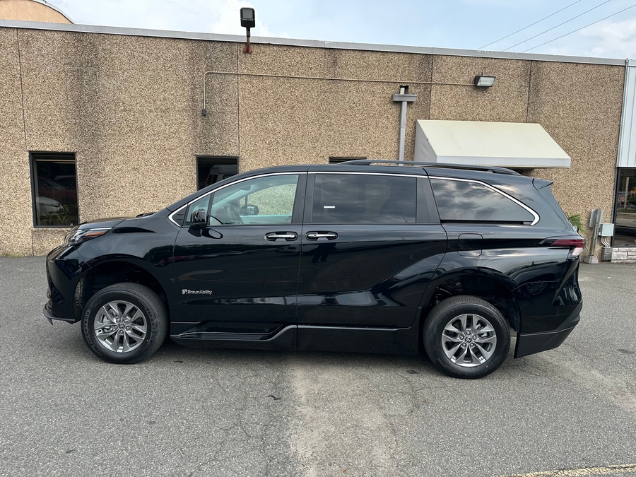 Black Toyota Sienna image number 11