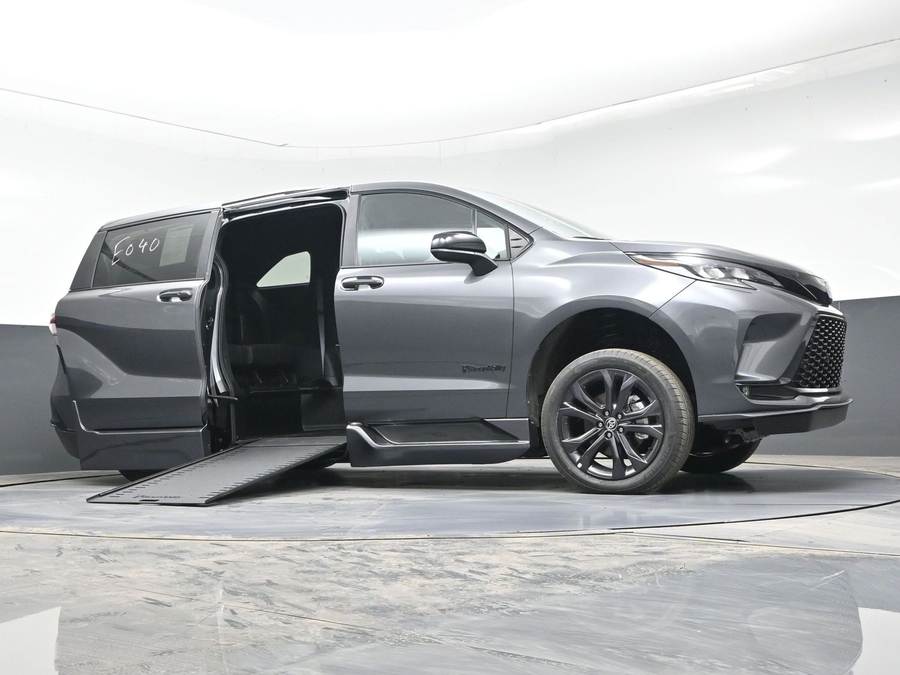 New 2025 Toyota Sienna Hybrid XSE Sport - BraunAbility Side Entry Entry In Floor Automatic Ramp