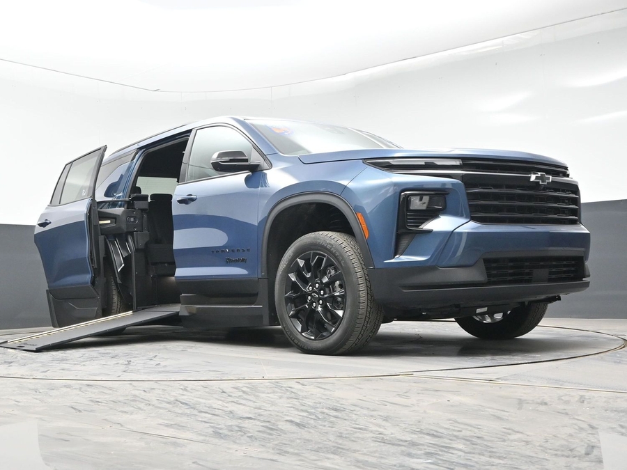 New 2025 Chevrolet Traverse 1LT Midnight - BraunAbility Side Entry Entry In Floor Automatic Ramp