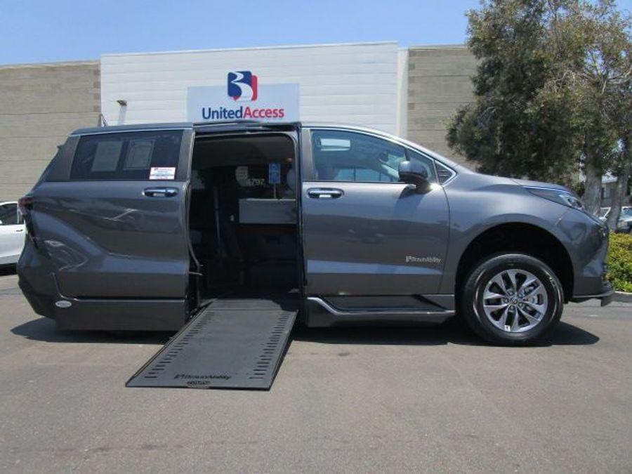 New 2025 Toyota Sienna Hybrid XLE Plus - BraunAbility Side Entry Entry In Floor Automatic Ramp