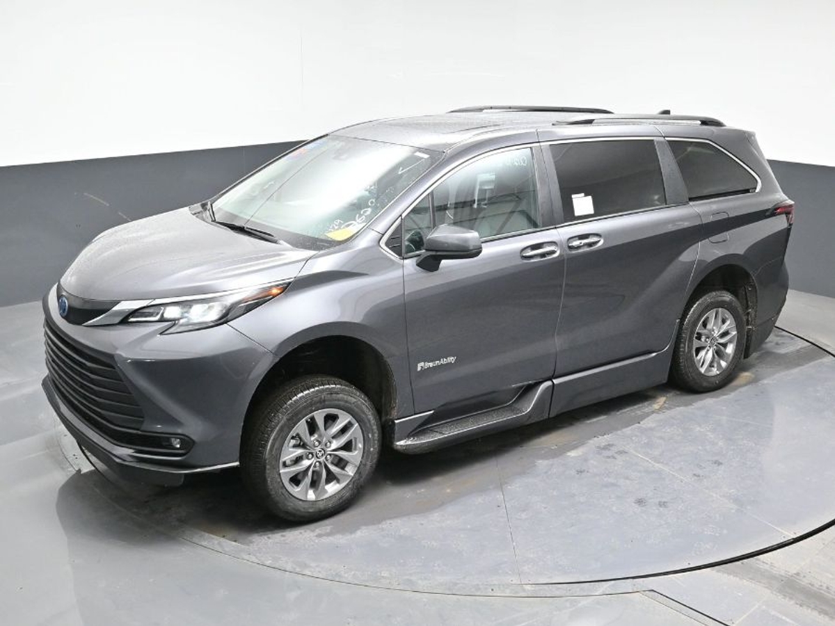 Grey Toyota Sienna image number 23