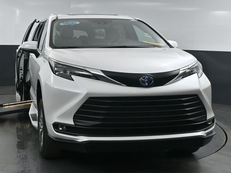 New 2025 Toyota Sienna Hybrid XLE Plus - BraunAbility Side Entry Entry Fold Out Automatic Ramp