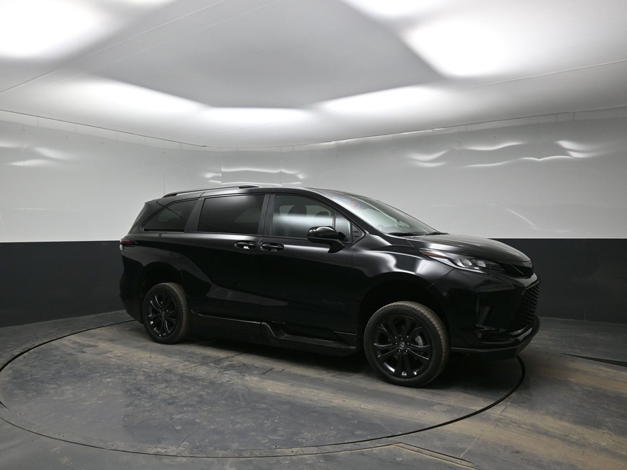 Black Toyota Sienna image number 17