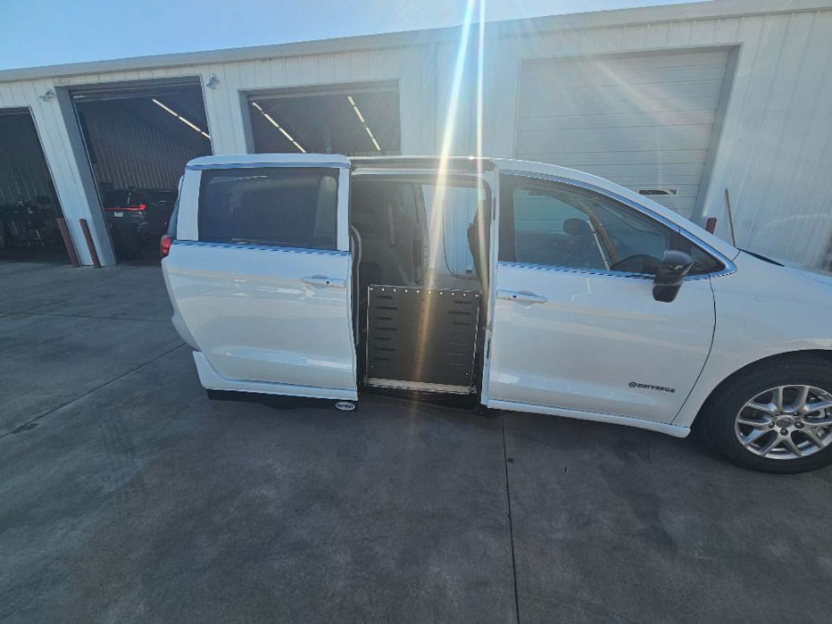 2024 CHRYSLER VOYAGER - Image 4