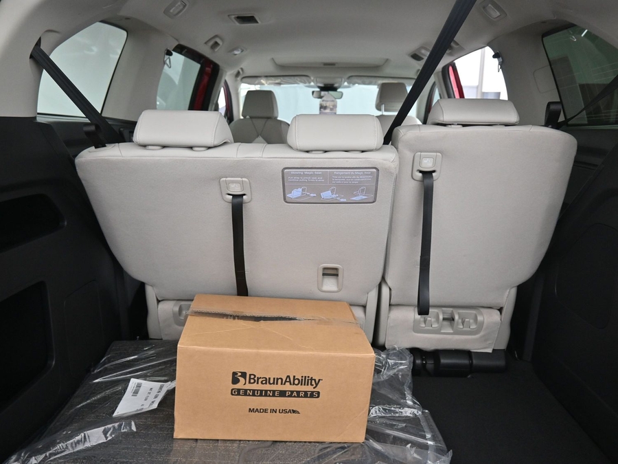 Red Honda Odyssey image number 13