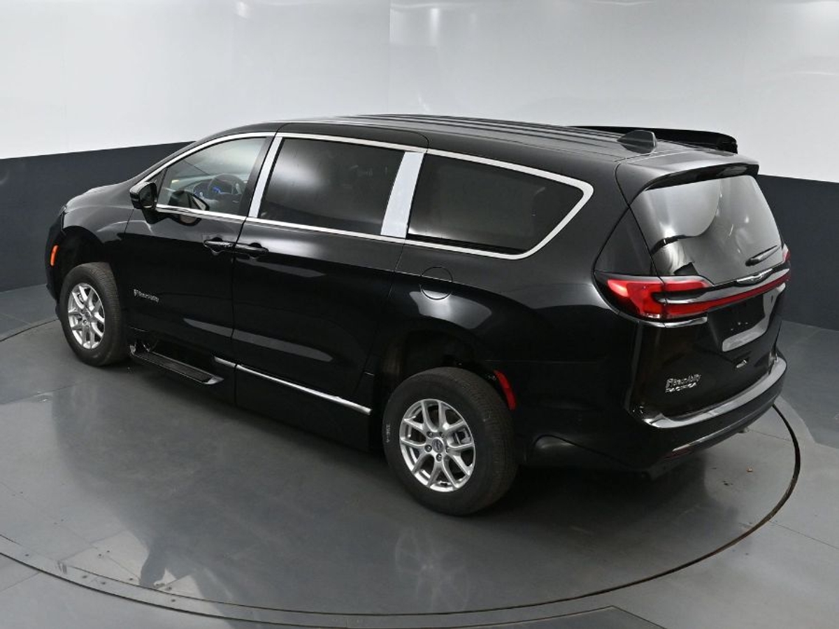 Black Chrysler Pacifica image number 23