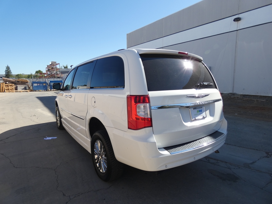  Chrysler Town and Country image number 18