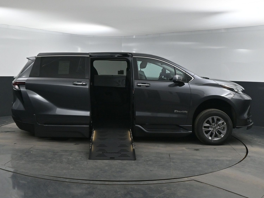 New 2025 Toyota Sienna Hybrid XLE Base - BraunAbility Side Entry Entry Fold Out Automatic Ramp