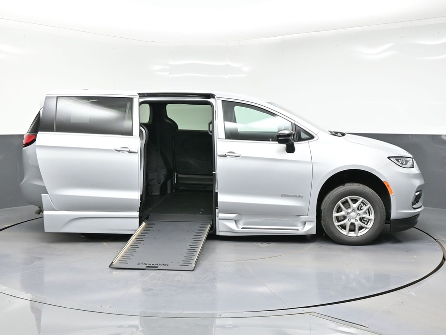 New 2026 Chrysler Pacifica Select Safety - BraunAbility Side Entry In Floor Automatic Ramp