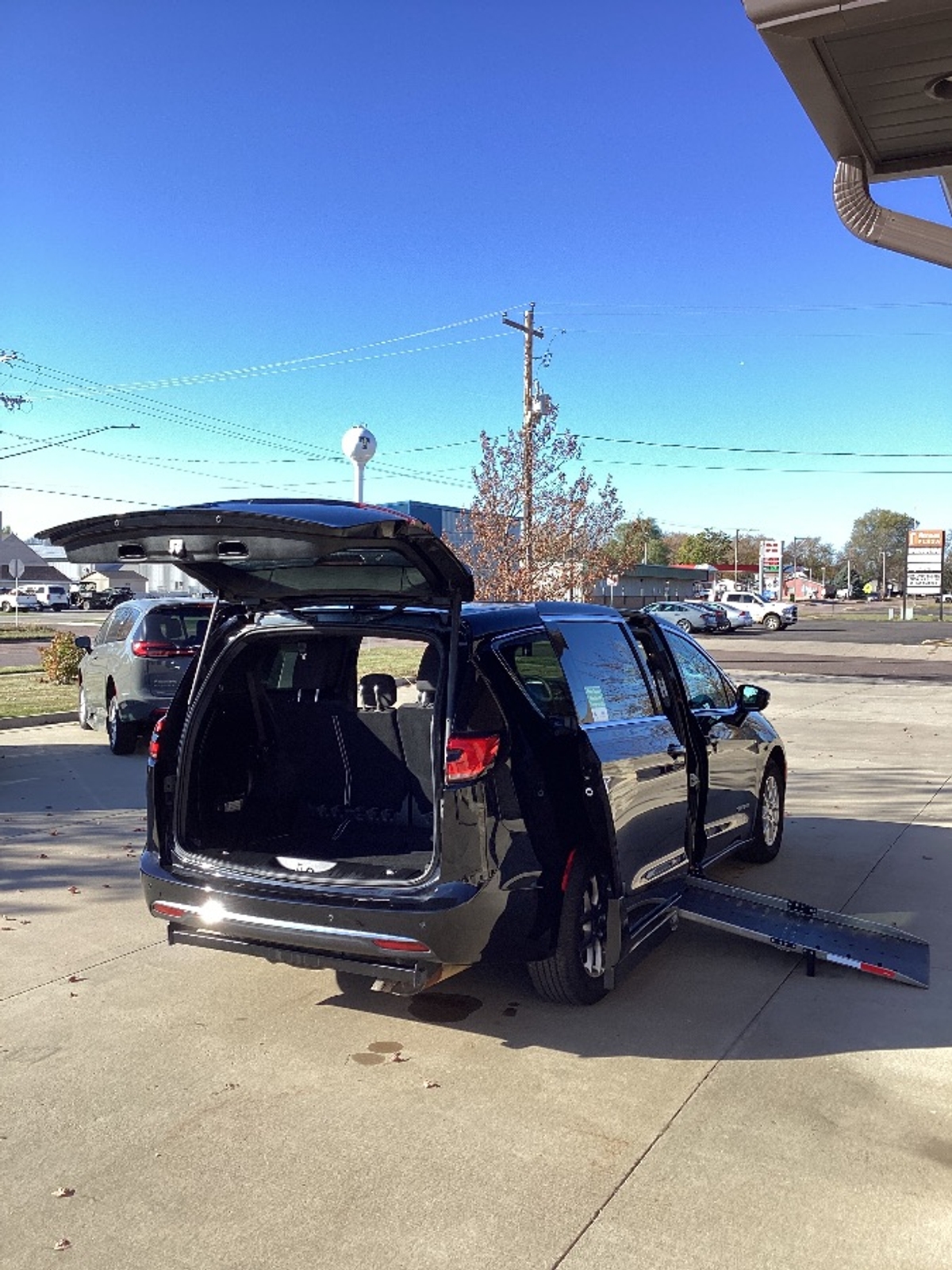 Black Chrysler Pacifica image number 9