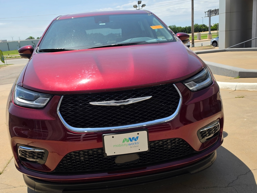 Número de imagen rojo Chrysler Pacifica 4