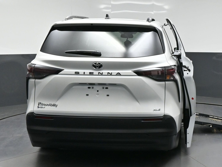 2026 Toyota Sienna XLE - Photo 24