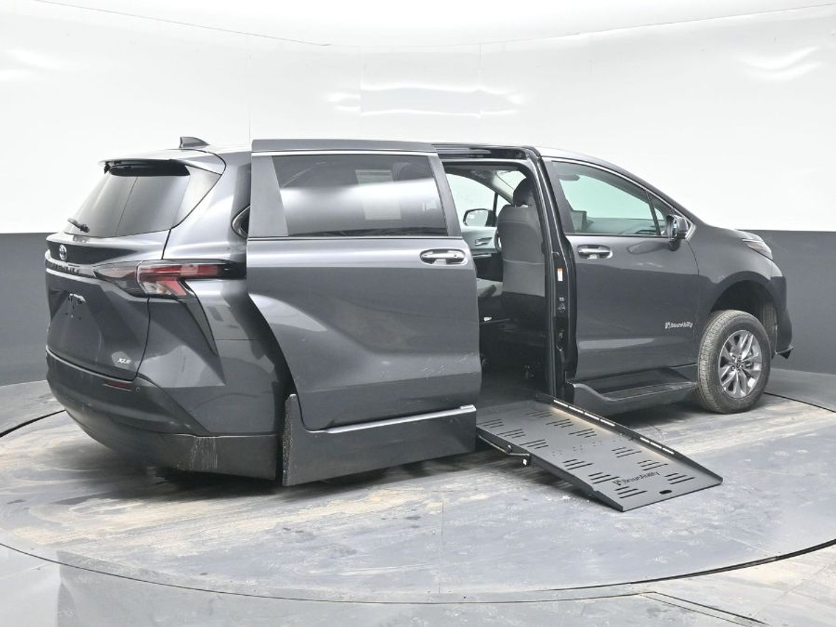 Grey Toyota Sienna image number 6