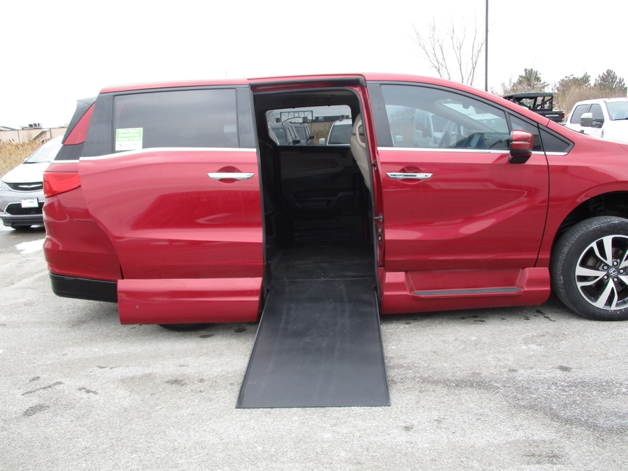 Red Honda Odyssey image number 10