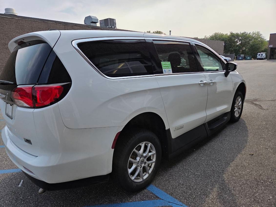 White Chrysler Voyager image number 1