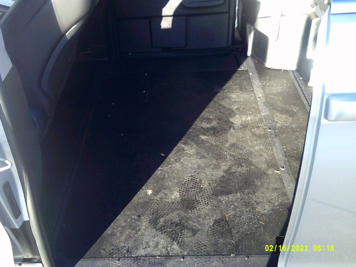 Silver Chrysler Pacifica image number 17