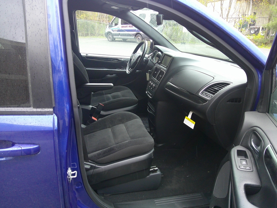 Blue Dodge Grand Caravan image number 21