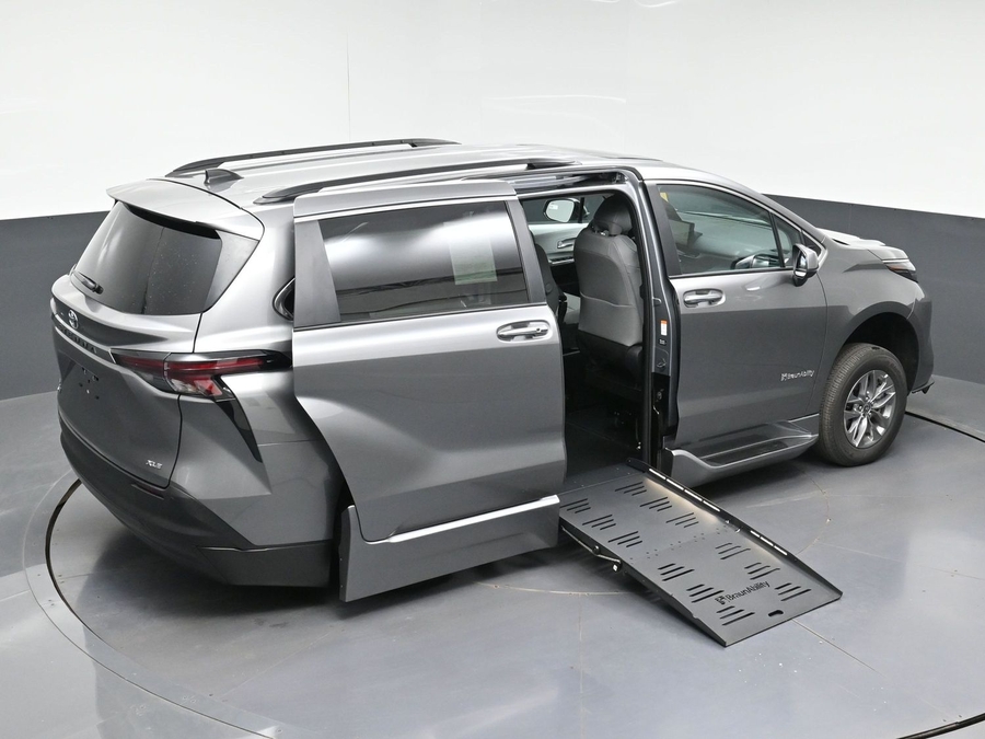 New 2026 Toyota Sienna Hybrid XLE Base - BraunAbility Side Entry Fold Out Automatic Ramp