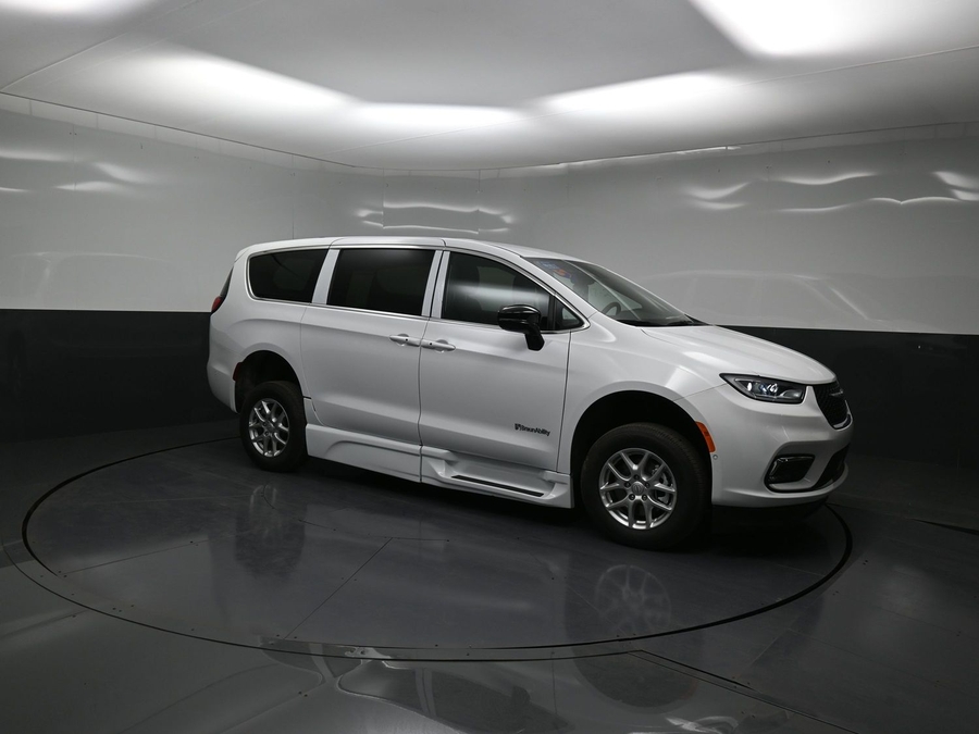 New 2025 Chrysler Pacifica Select Safety - BraunAbility Side Entry Entry In Floor Automatic Ramp