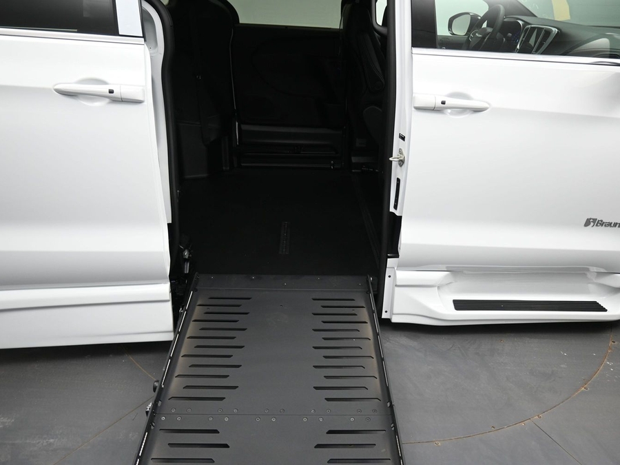 White Chrysler Pacifica image number 14