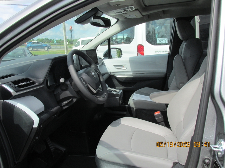 Grey Toyota Sienna image number 1