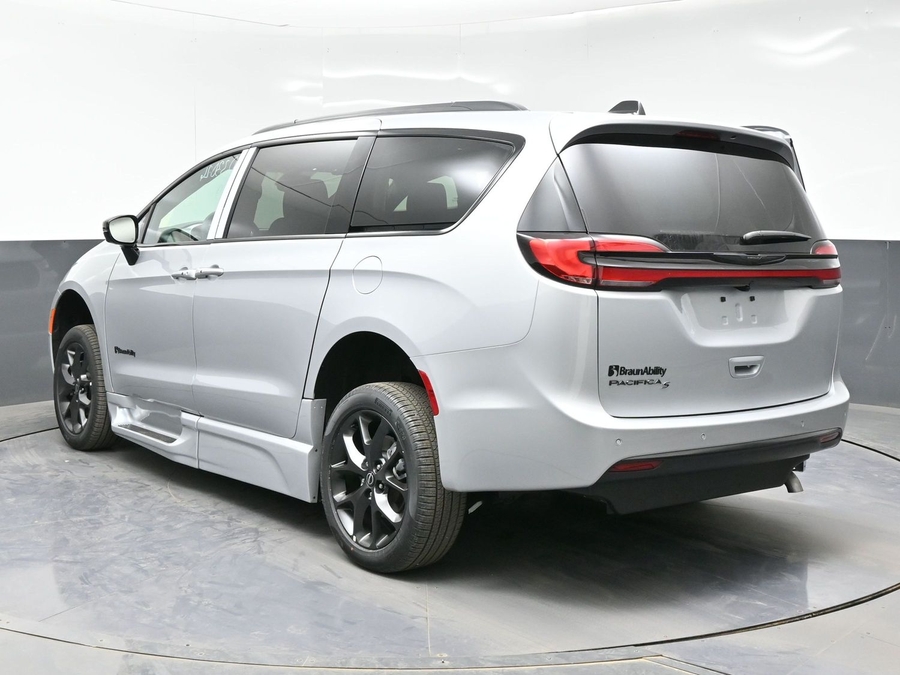 New 2026 Chrysler Pacifica Select Sport - BraunAbility Side Entry In Floor Automatic Ramp