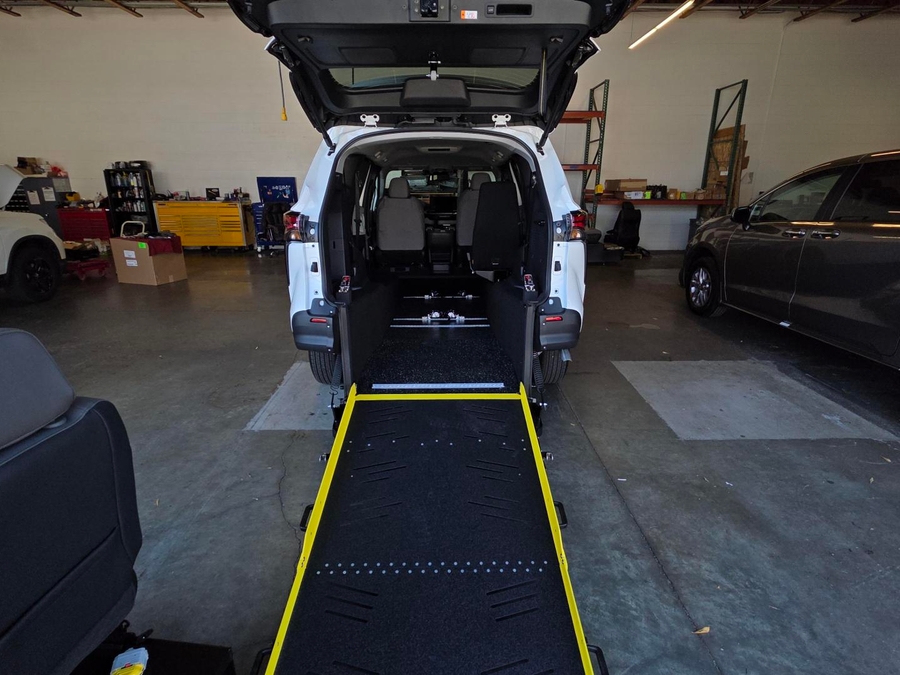 New 2026 Toyota Sienna Hybrid LE - Vantage Mobility Commercial Rear Entry Entry Fold Out Manual Ramp