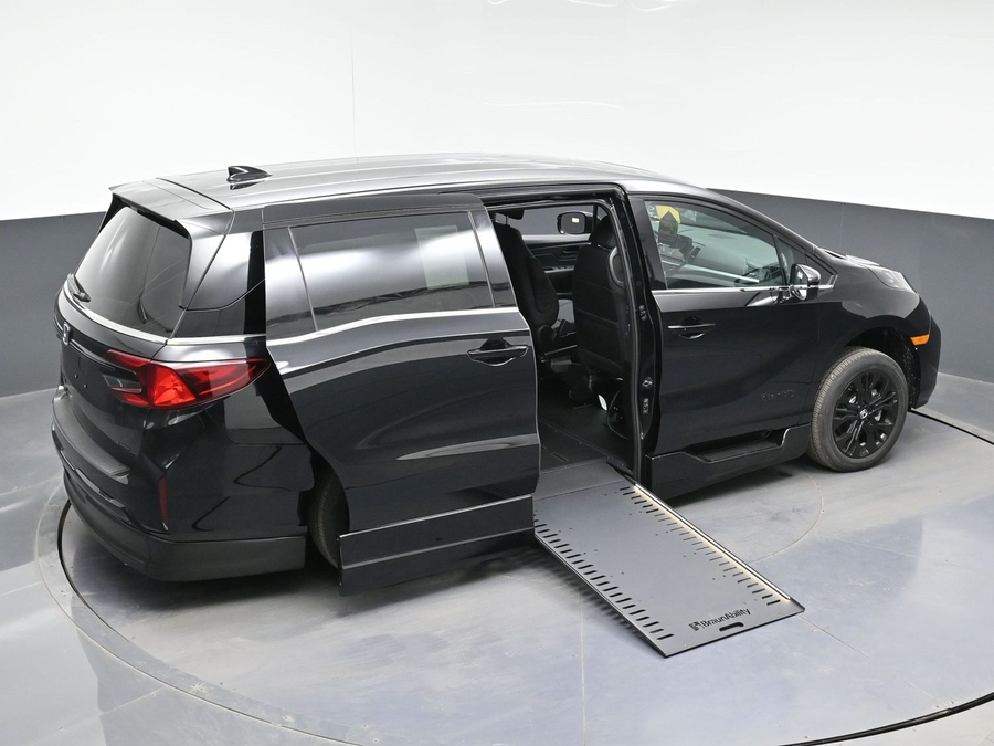 Black Honda Odyssey image number 13