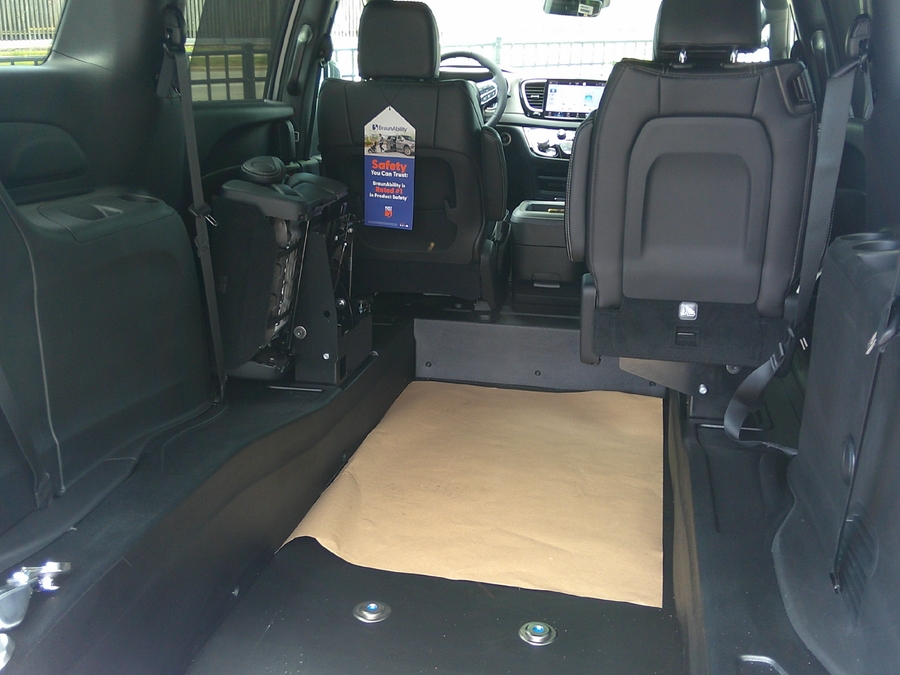 White Chrysler Voyager image number 9