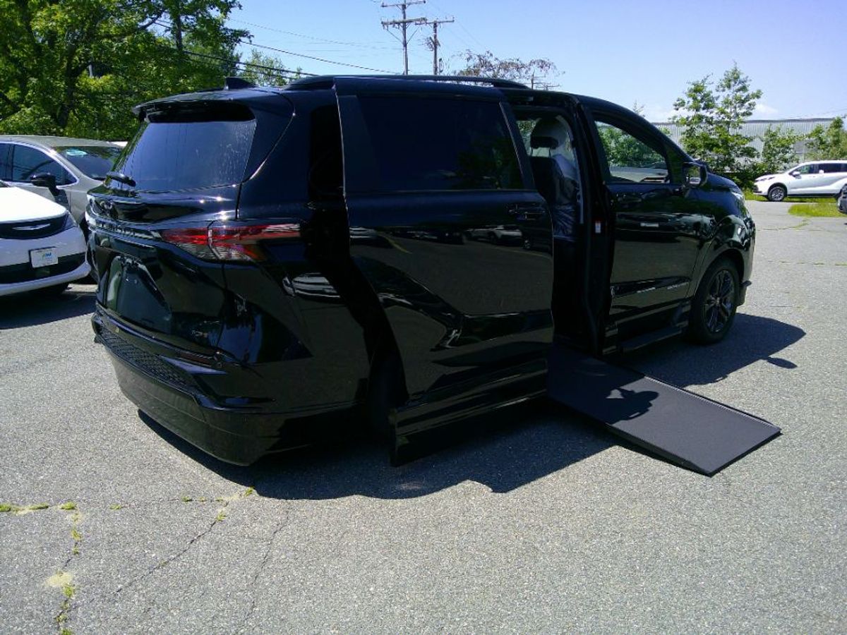 Black Toyota Sienna image number 2