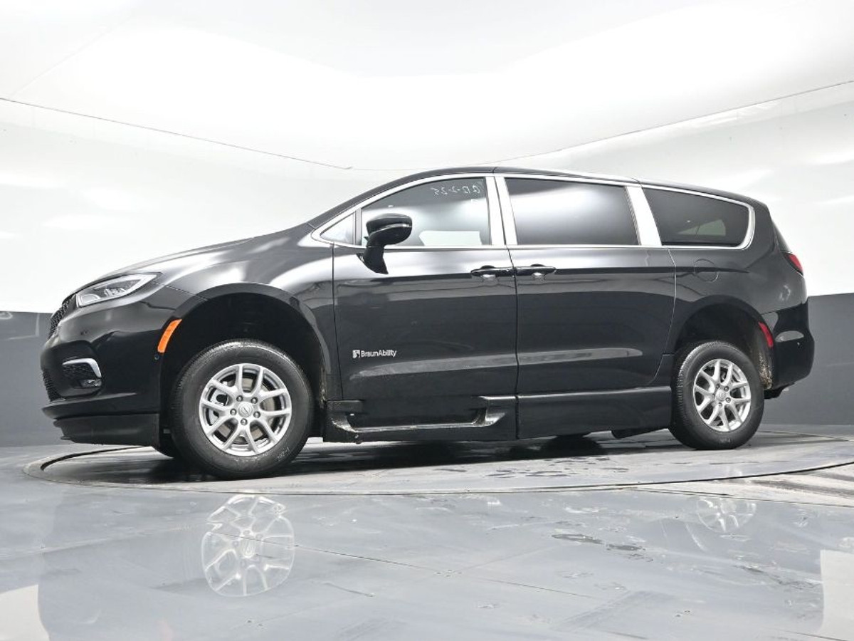 Black Chrysler Pacifica image number 20