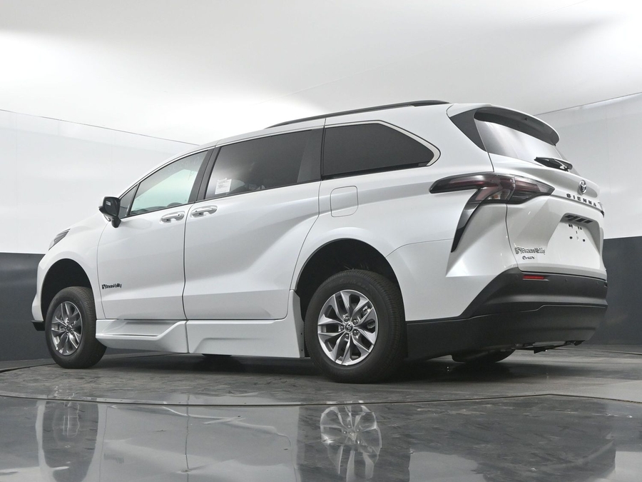 New 2025 Toyota Sienna Hybrid XLE Plus - BraunAbility Side Entry Entry Fold Out Automatic Ramp