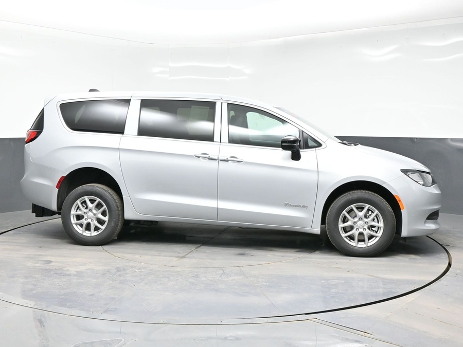 Silver Chrysler Voyager image number 5