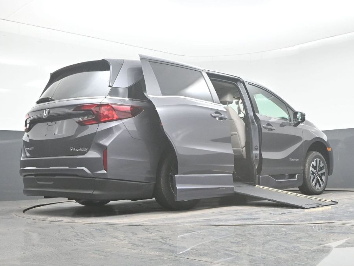 Grey Honda Odyssey image number 21