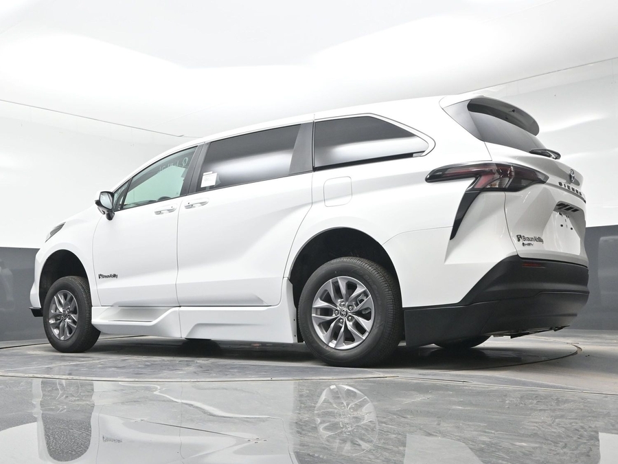 New 2025 Toyota Sienna Hybrid LE - BraunAbility Side Entry Entry Fold Out Automatic Ramp