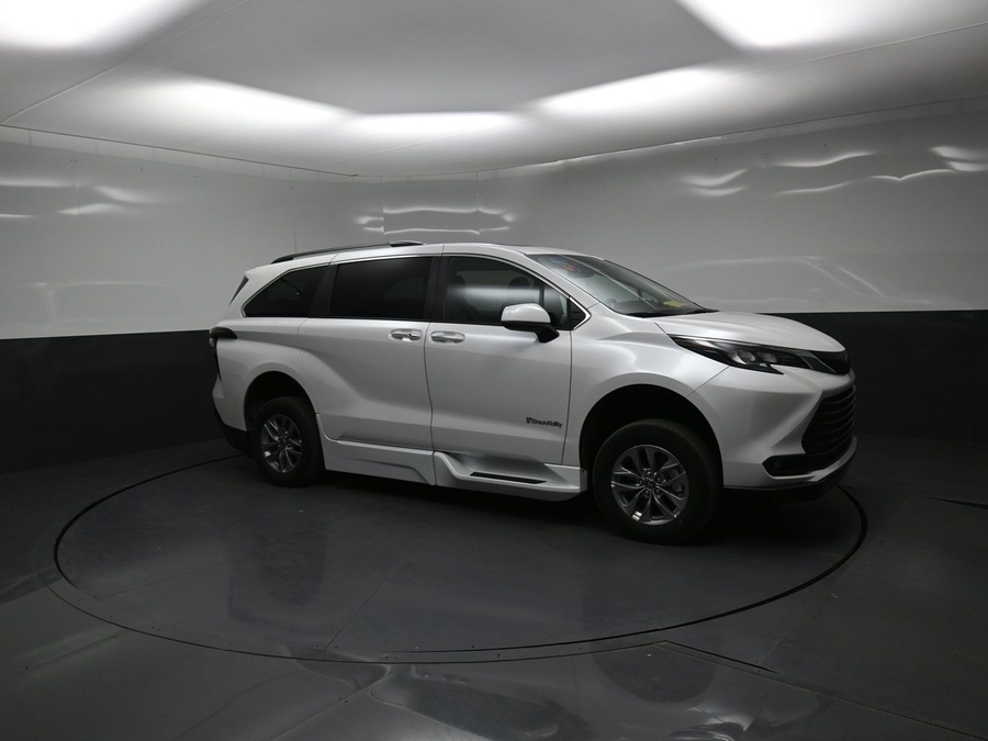 2026 Toyota Sienna XLE - Photo 12