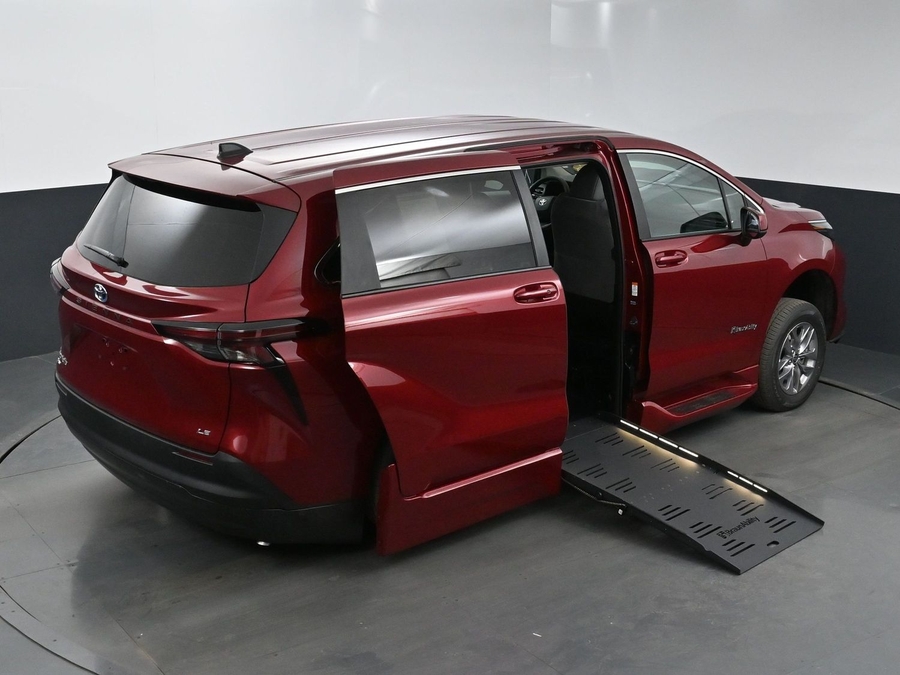 New 2025 Toyota Sienna Hybrid LE - BraunAbility Side Entry Entry Fold Out Automatic Ramp