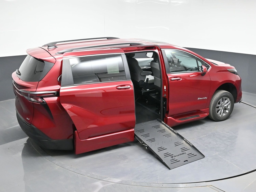 New 2026 Toyota Sienna Hybrid XLE Base - BraunAbility Side Entry Entry Fold Out Automatic Ramp