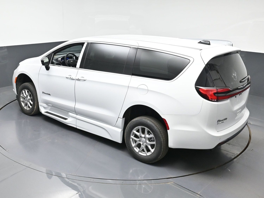 White Chrysler Pacifica image number 21