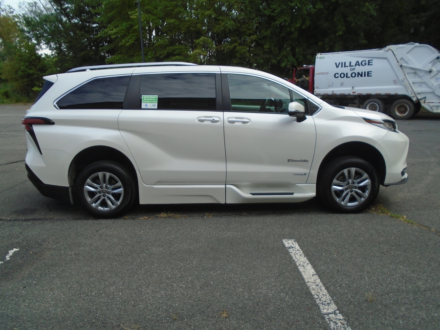 White Toyota Sienna image number 9