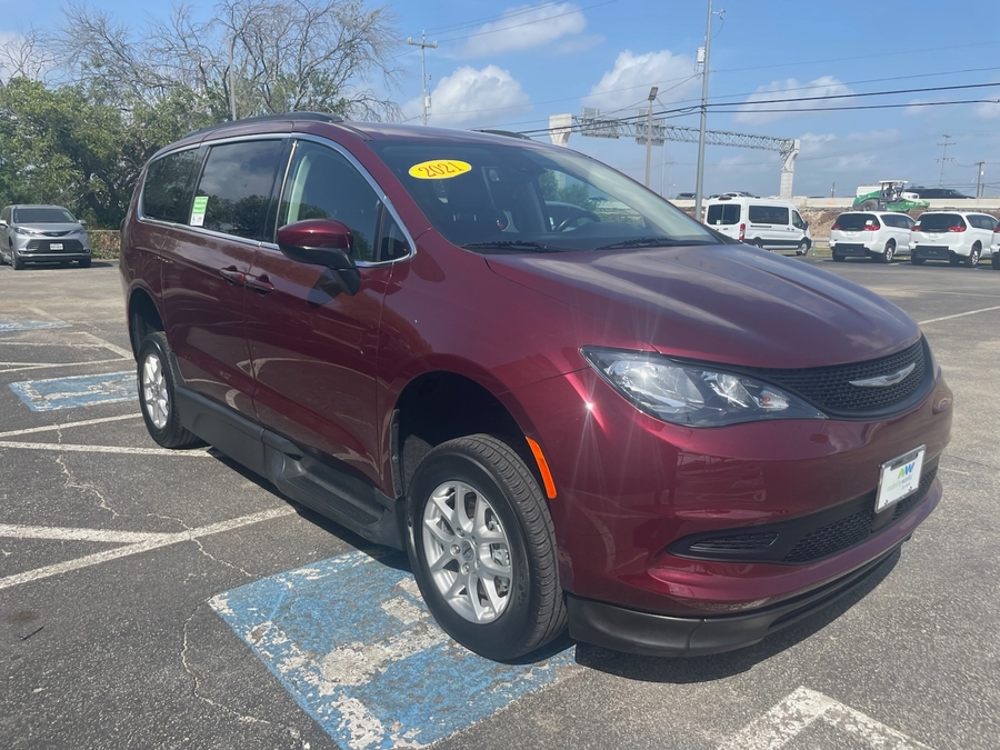 Red Chrysler Voyager image number 1