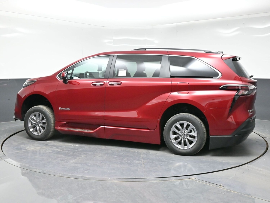 Red Toyota Sienna image number 8