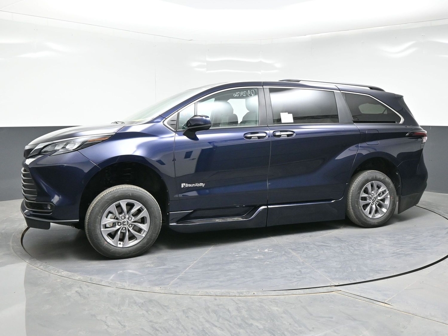 Blue Toyota Sienna image number 4