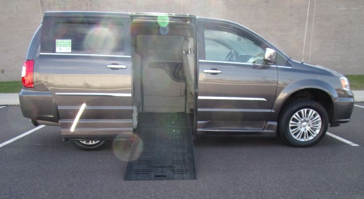 2015 Chrysler Town & Country Touring-L's photo