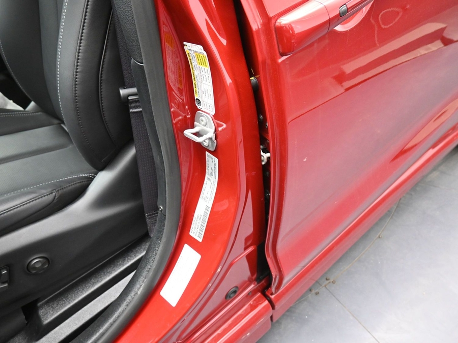 Red Chrysler Voyager image number 16