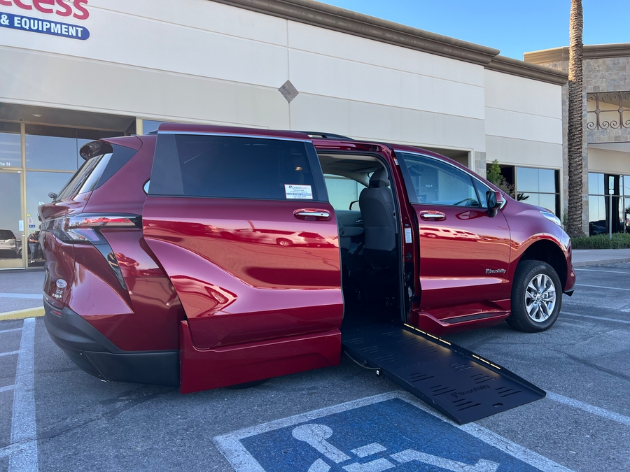 Used 2024 Toyota Sienna Hybrid XLE - BraunAbility Side Entry Entry Fold Out Automatic Ramp