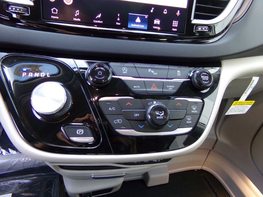 Grey Chrysler Voyager image number 5