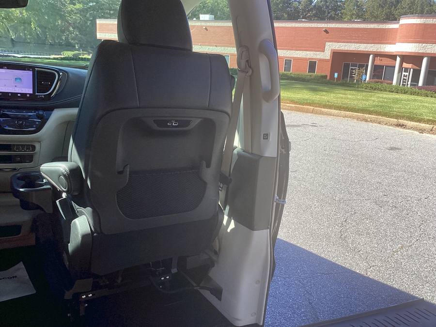 Grey Chrysler Pacifica image number 12