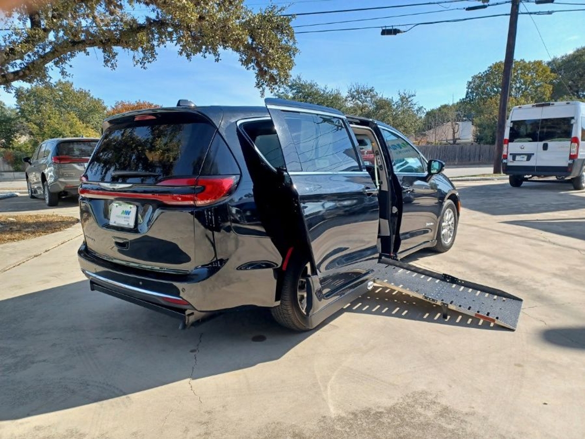 2024 CHRYSLER PACIFICA - Image 3