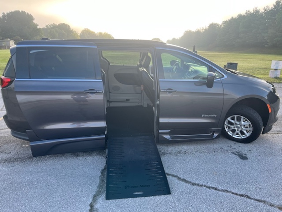Used 2021 Chrysler Voyager LXi - BraunAbility Side Entry Entry Fold Out Automatic Ramp